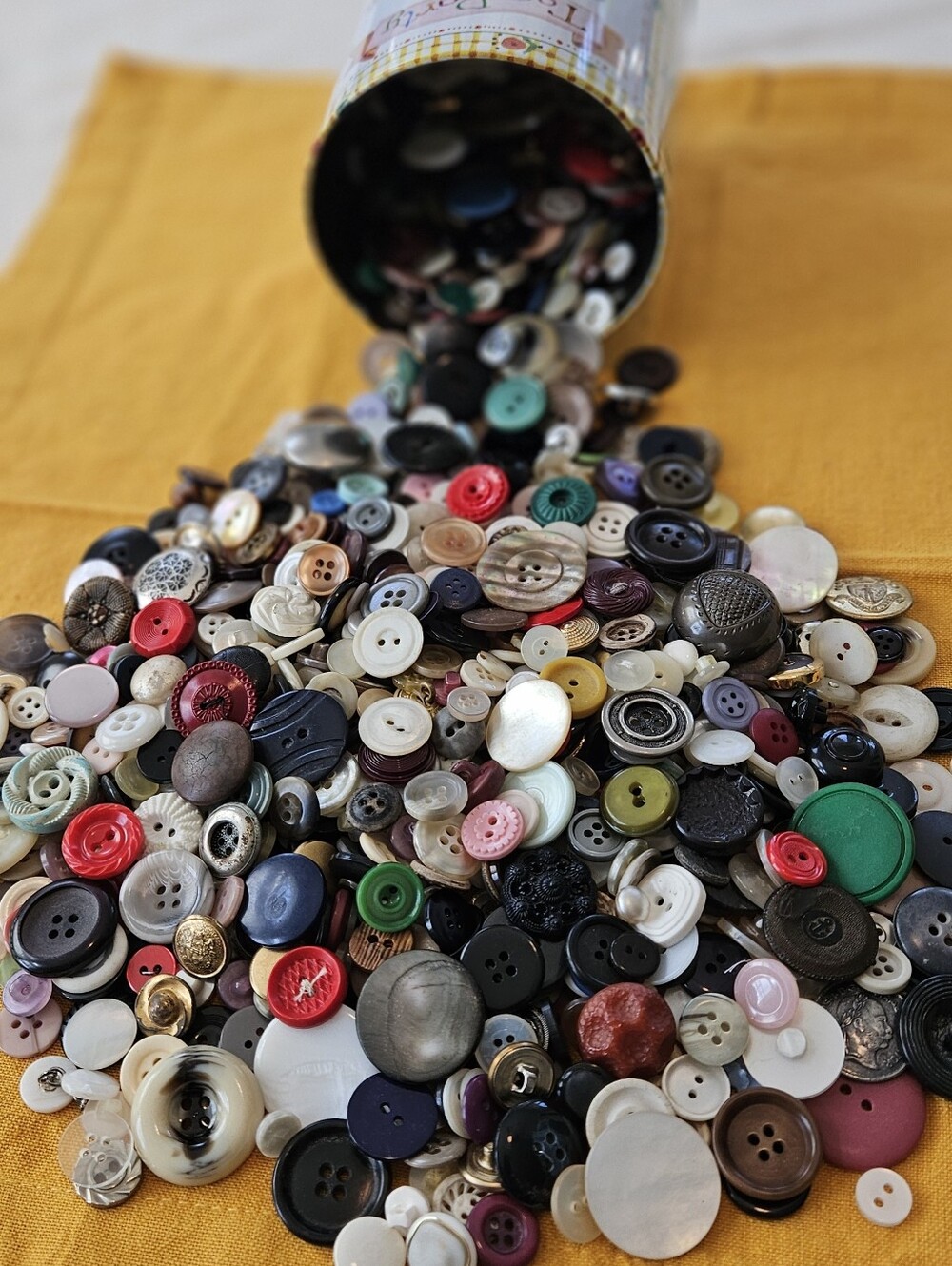 Buttons In Susan Branch Tin - Picture 4 of 6
